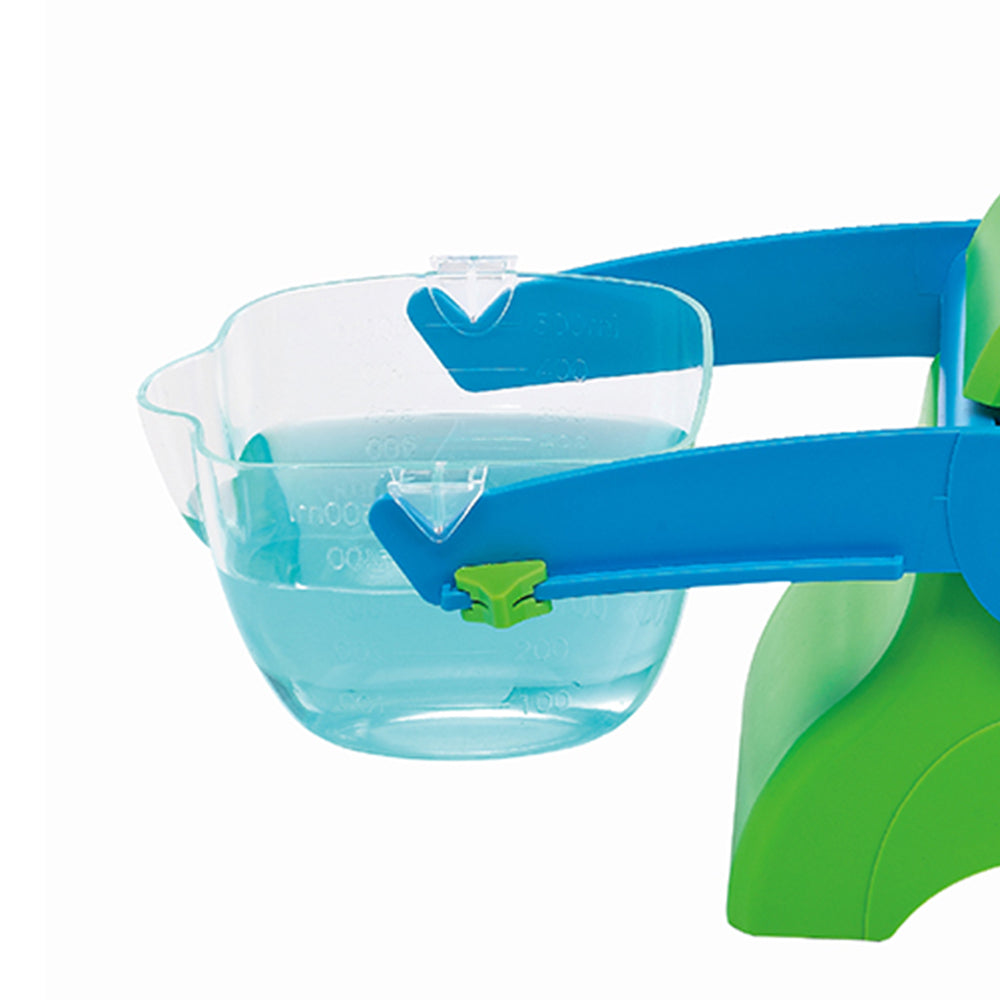 Child using Bucket Balance to weigh objects – measurement activity for KS1 | edx education® UK